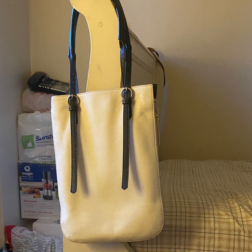 Chic white and Black Shoulder Bag
( The light makes it look cream.